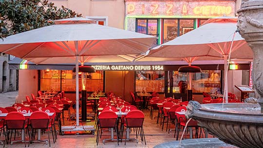 Terrasse de la Pizzeria Gaetano place Amiral Sénès à Toulon avec pizzas au feu de bois