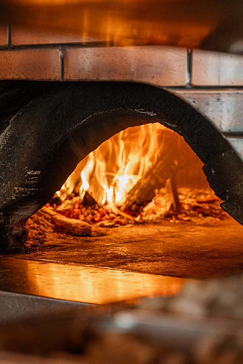 Four à bois de la Pizzeria Gaetano Toulon Centre-Ville — cuisson artisanale des pizzas