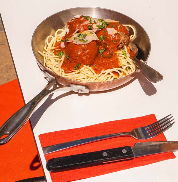Plat signature Polpette della Mamma sur table