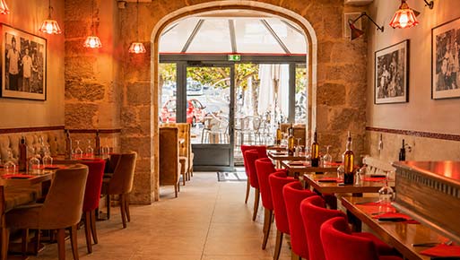 L'Annexe de la Pizzeria Gaetano Toulon Centre avec comptoir en étain et fauteuils rouges