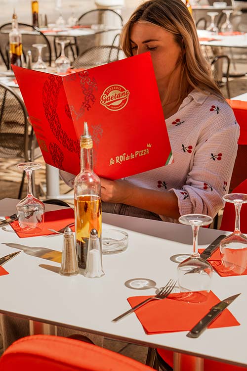 Cliente consultant la carte du restaurant Gaetano Toulon Centre-Ville en terrasse