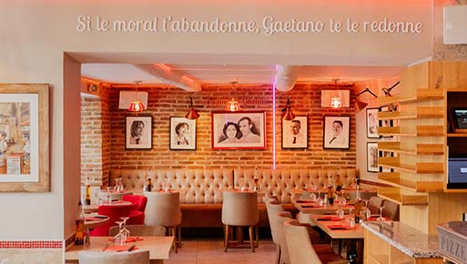 Salle historique de la Pizzeria Gaetano Toulon Centre avec banquettes capitonnées et four à bois