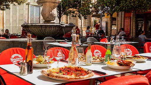 Terrasse de la Pizzeria Gaetano sur la place Amiral Sénès à Toulon avec fontaine de 1615 et magnolias