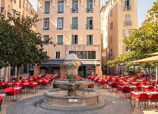 Terrasse de la Pizzeria Gaetano Toulon Centre-Ville avec sa fontaine place Amiral Sénès