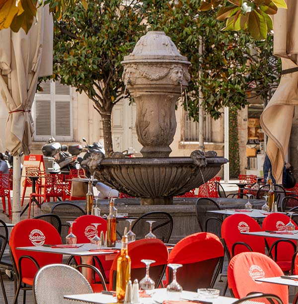 Terrasse de la Pizzeria Gaetano Toulon Centre avec la fontaine de 1615 place Amiral Sénès