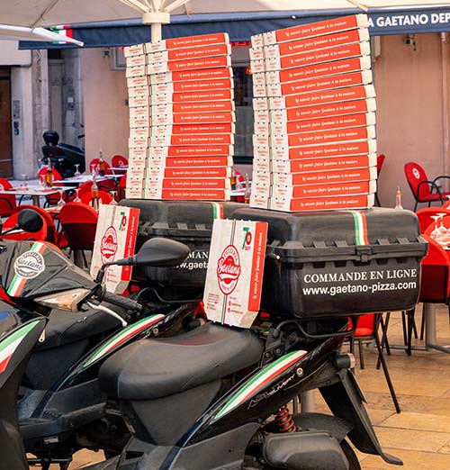 Scooters de livraison Gaetano prêts à livrer des pizzas artisanales à domicile à Toulon