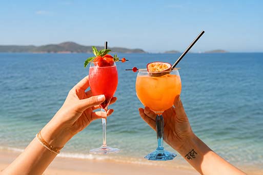 Gaetano Plage — Bar extérieur et cocktails sur la plage de l'Almanarre à Hyères Cocktails au bar extérieur de Gaetano Plage sur la plage de l'Almanarre à Hyères avec vue sur la mer
