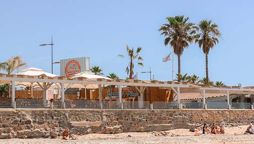 Gaetano Plage — Restaurant et Pizzeria sur la plage de l'Almanarre à Hyères Gaetano Plage vu depuis la plage de l'Almanarre à Hyères avec ses palmiers et sa terrasse