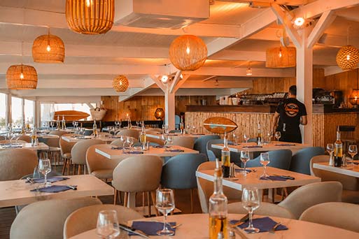 Gaetano Plage — Salle intérieure climatisée l'Almanarre Hyères Salle intérieure climatisée du restaurant Gaetano Plage sur la plage de l'Almanarre à Hyères avec déco balnéaire