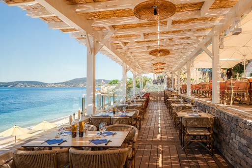 Gaetano Plage — Terrasse vue mer et Carqueiranne, plage de l'Almanarre Hyères Terrasse du restaurant Gaetano Plage sur la plage de l'Almanarre à Hyères avec vue sur la mer et Carqueiranne