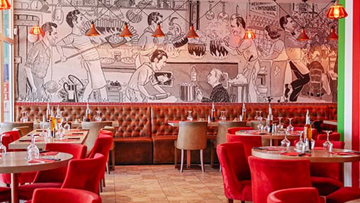 Pizzeria Gaetano Port de Toulon — Salle Côté Salle ambiance italienne Salle intérieure de la Pizzeria Gaetano au port de Toulon avec fresque italienne et fauteuils rouges