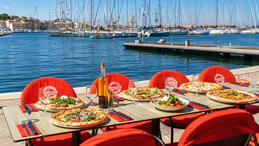 Pizzeria Gaetano Port de Toulon — Terrasse Côté Port face à la marina Terrasse de la Pizzeria Gaetano au port de Toulon avec pizzas au feu de bois et vue sur la marina