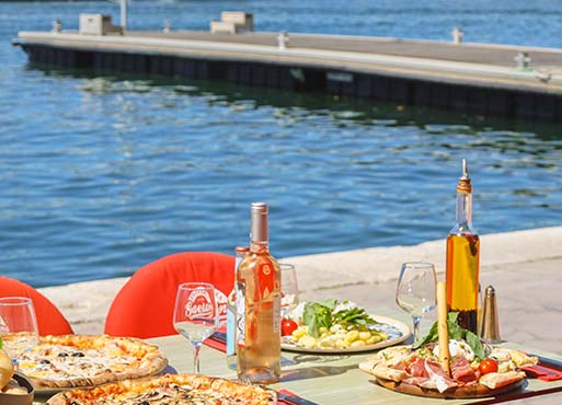 Table en terrasse avec vue sur la marina de la Pizzeria Gaetano au port de Toulon